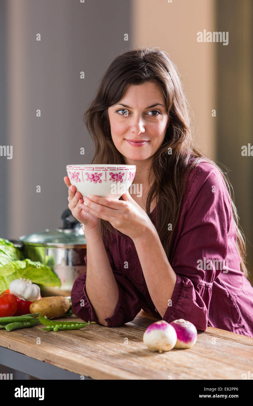 Mujer de comer una sopa. Foto de stock