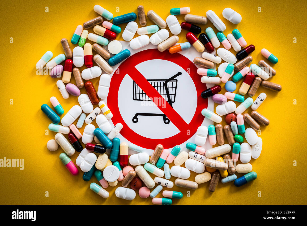 Imagen conceptual sobre la venta de drogas prohibidas en el supermercado. Foto de stock