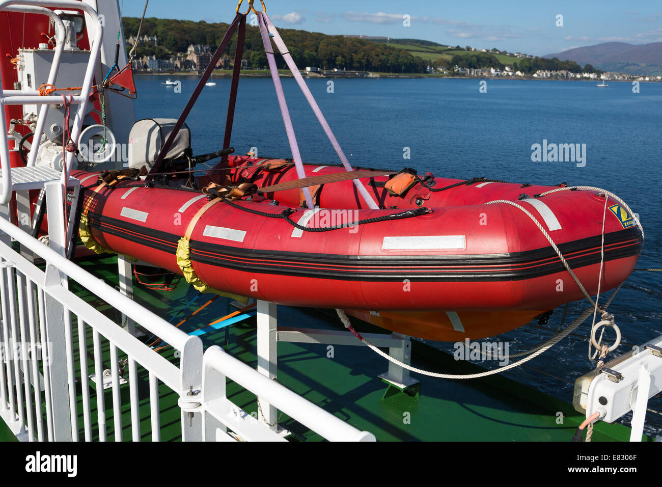 Balsas inflables, embarcaciones de rescate rápidos. A bordo del ferry Rothesay a Wemyss bay. Escocia UK Fotografía de stock - Alamy