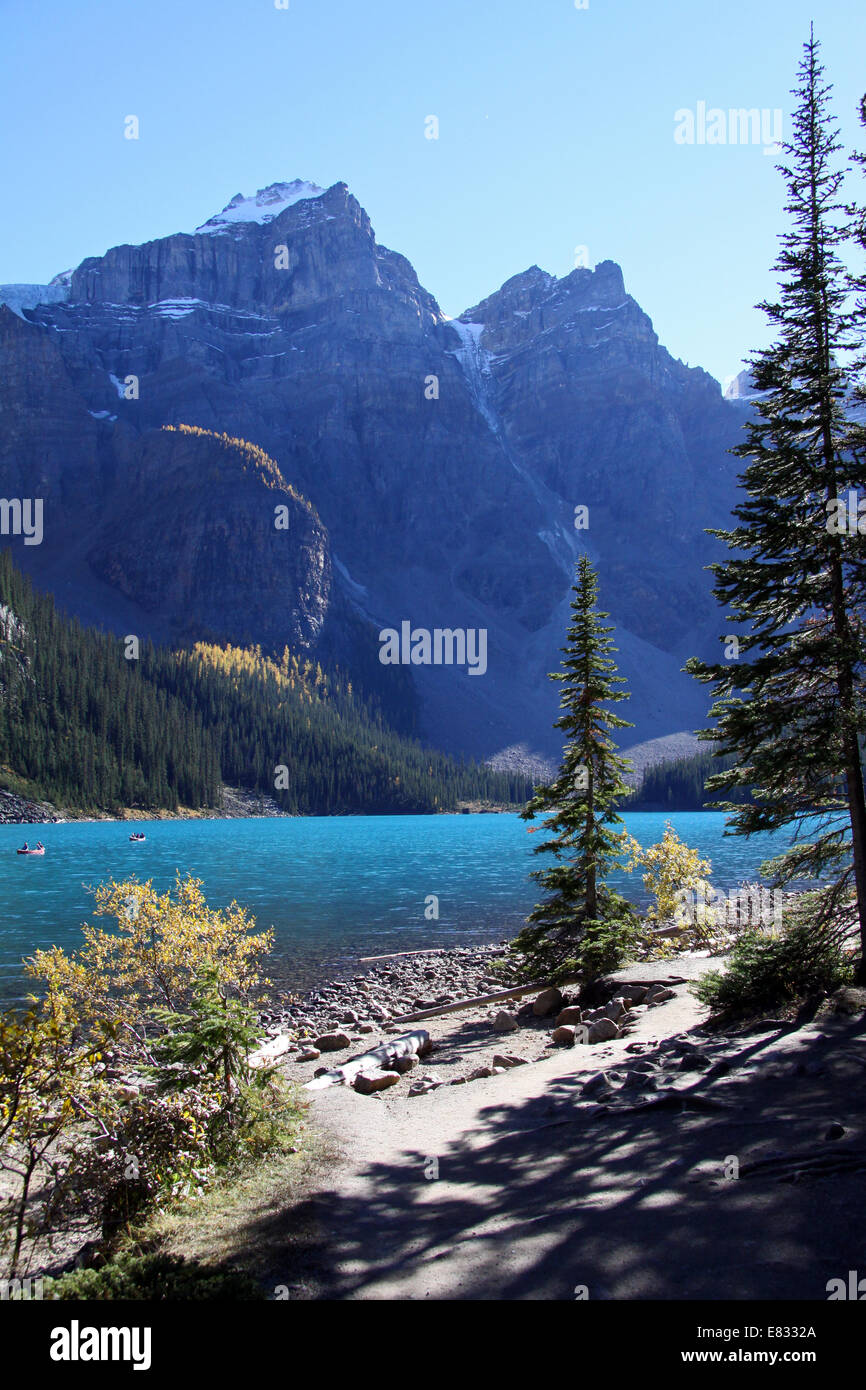 El lago Moraine, en el Parque Nacional de Banff, Alberta, Canadá Foto de stock