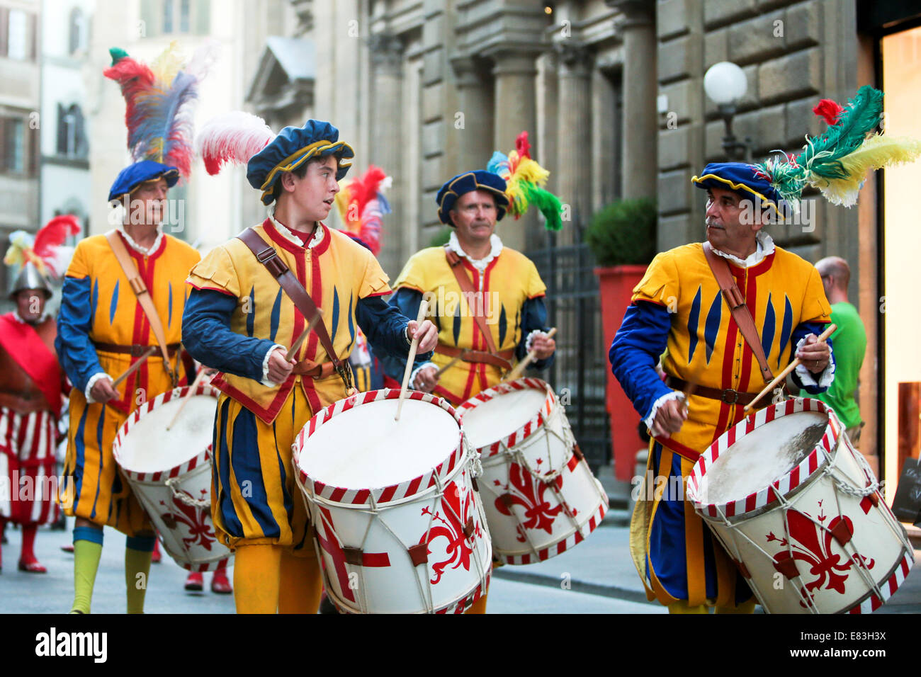 Esta es una procesión por las calles de Florencia con traje medieval y la fanfarria Foto de stock