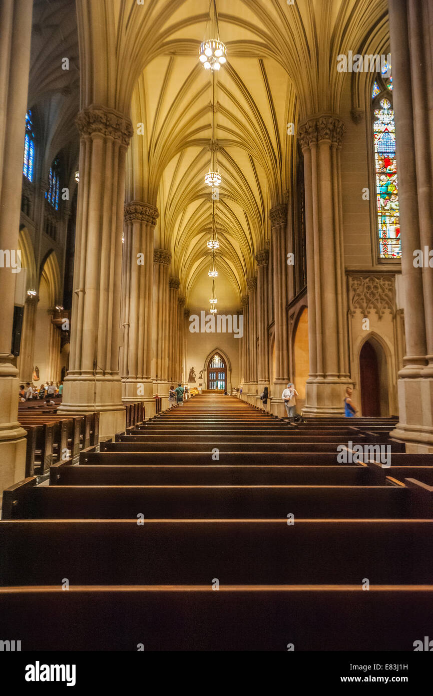 El impresionante interior ornamentado de estilo neo-gótico de la Catedral de San Patricio en Manhattan, Ciudad de Nueva York. Foto de stock