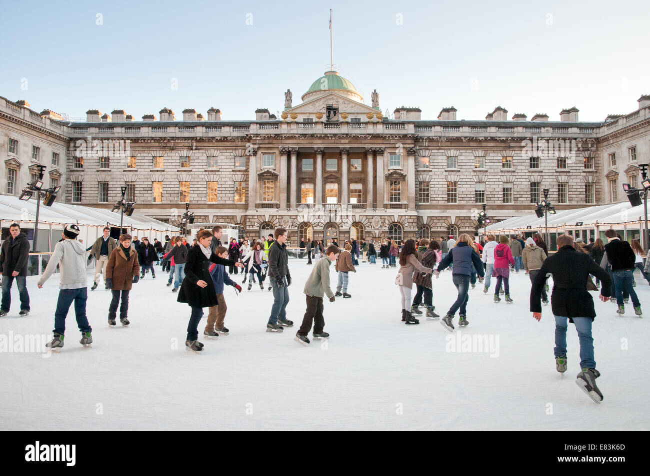 Los patinadores sobre hielo en una pista de patinaje sobre hielo Somerset House, Londres, Inglaterra, Reino Unido. Foto de stock