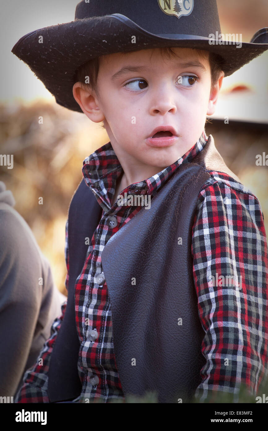 Niño en el sombrero de vaquero y chaleco vaquero Fotografía de stock - Alamy