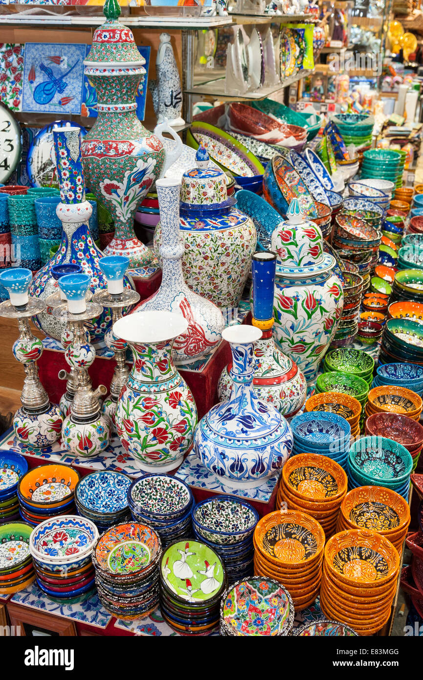 Colorida cerámica para la venta en el Gran Bazar de Estambul, Turquía Foto de stock