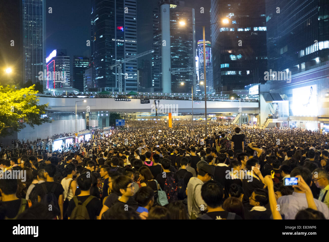 Decenas de miles de personas el rallye en las principales carreteras que rodean a las oficinas de gobierno en Tamar, Hong Kong el 29 de septiembre, 20 Foto de stock