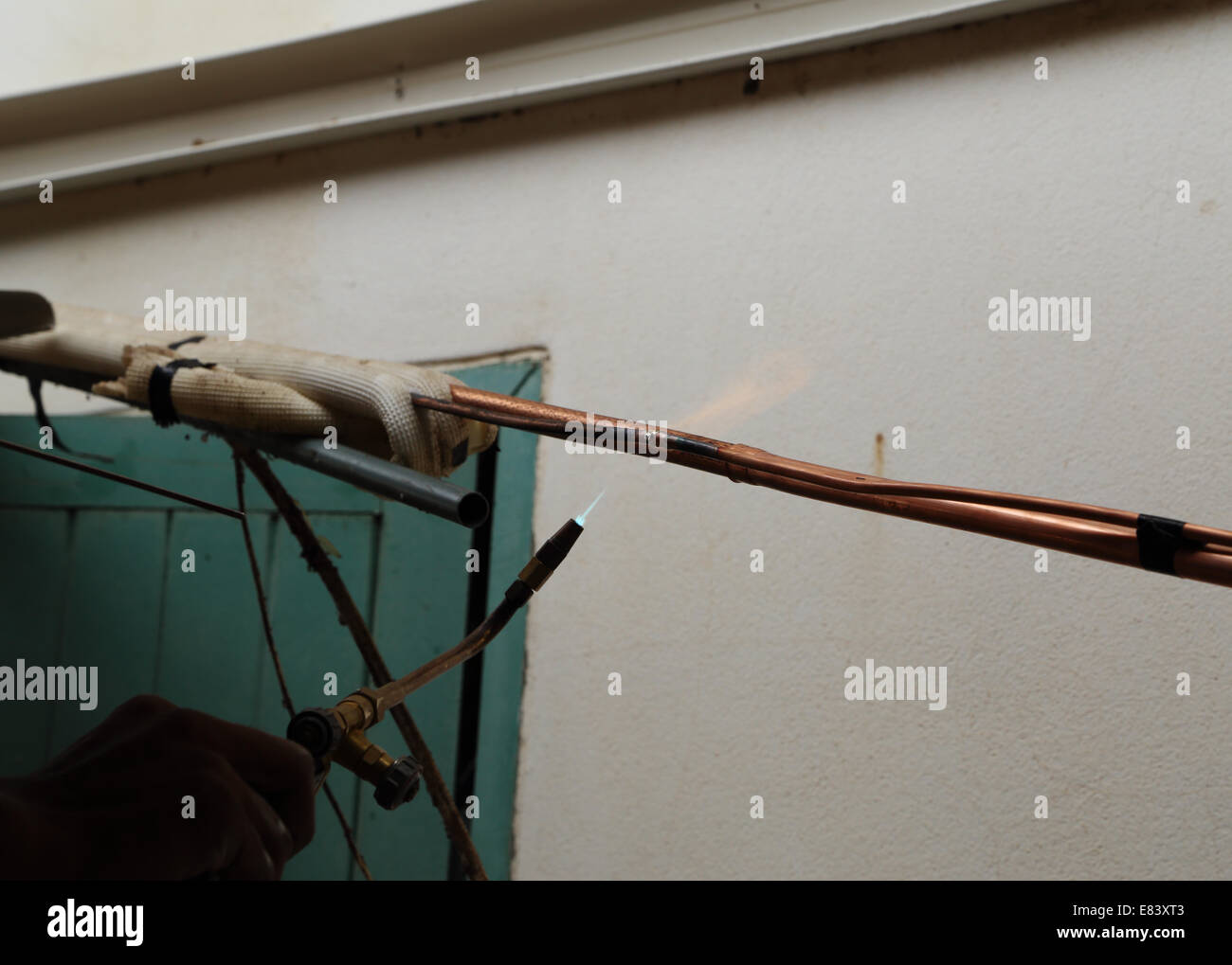 Aire acondicionado reparador de soldar tubos de cobre Fotografía de stock -  Alamy
