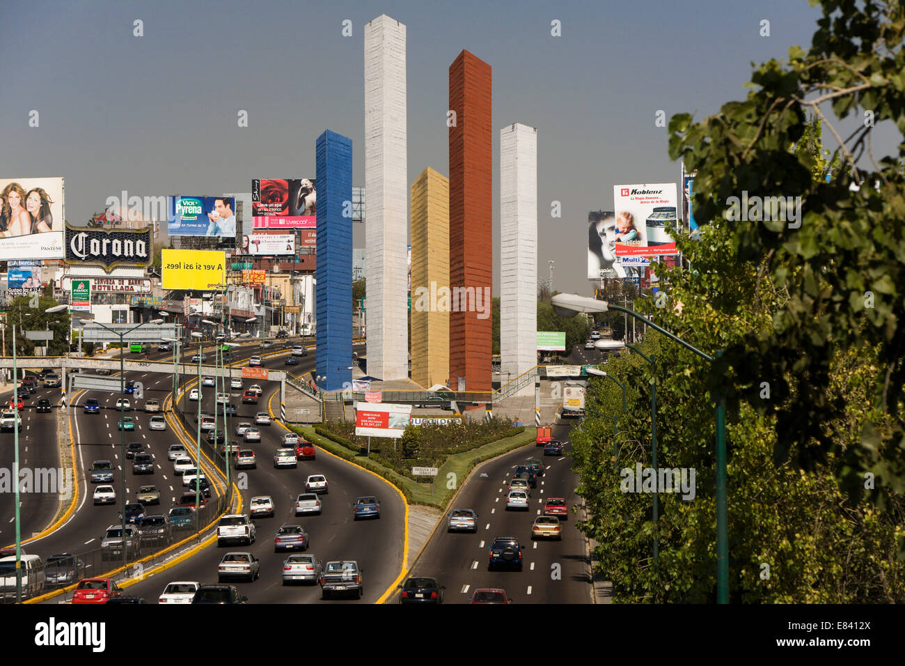 Las Torres de satélite a la entrada de Ciudad Satélite, Ciudad de