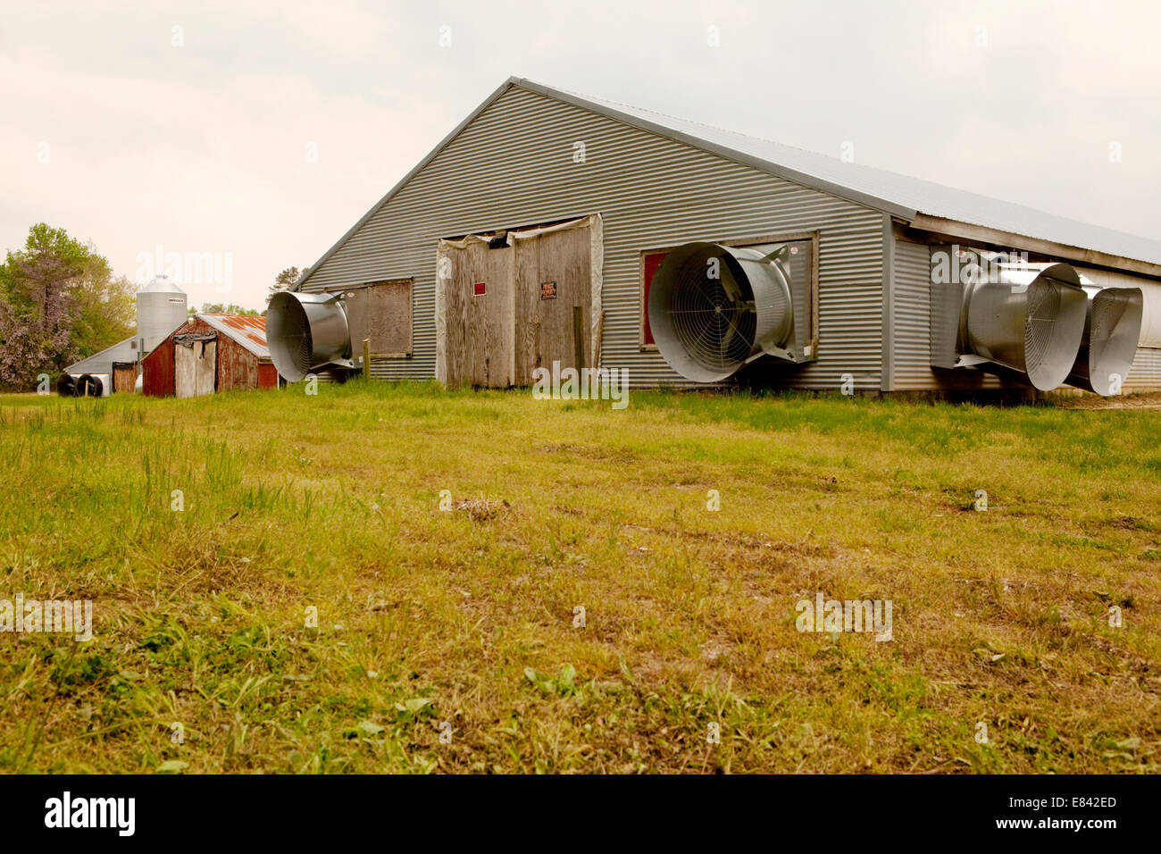 Las unidades de aire acondicionado en la granja avícola industrial shed, Eastern Shore, Bahía de Chesapeake, Maryland, EE.UU. Foto de stock