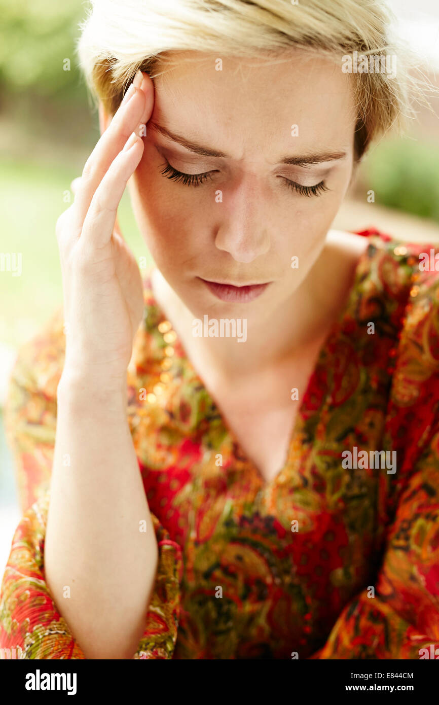 Mujer con dolor de cabeza Foto de stock
