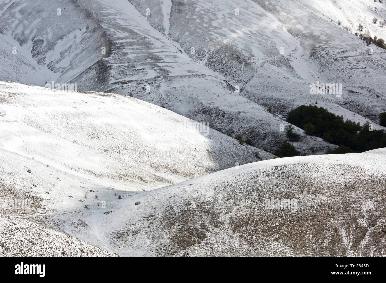 Colinas nevadas a principios de la primavera en el Parque Nacional de Monti Sibillini, Italia. Foto de stock