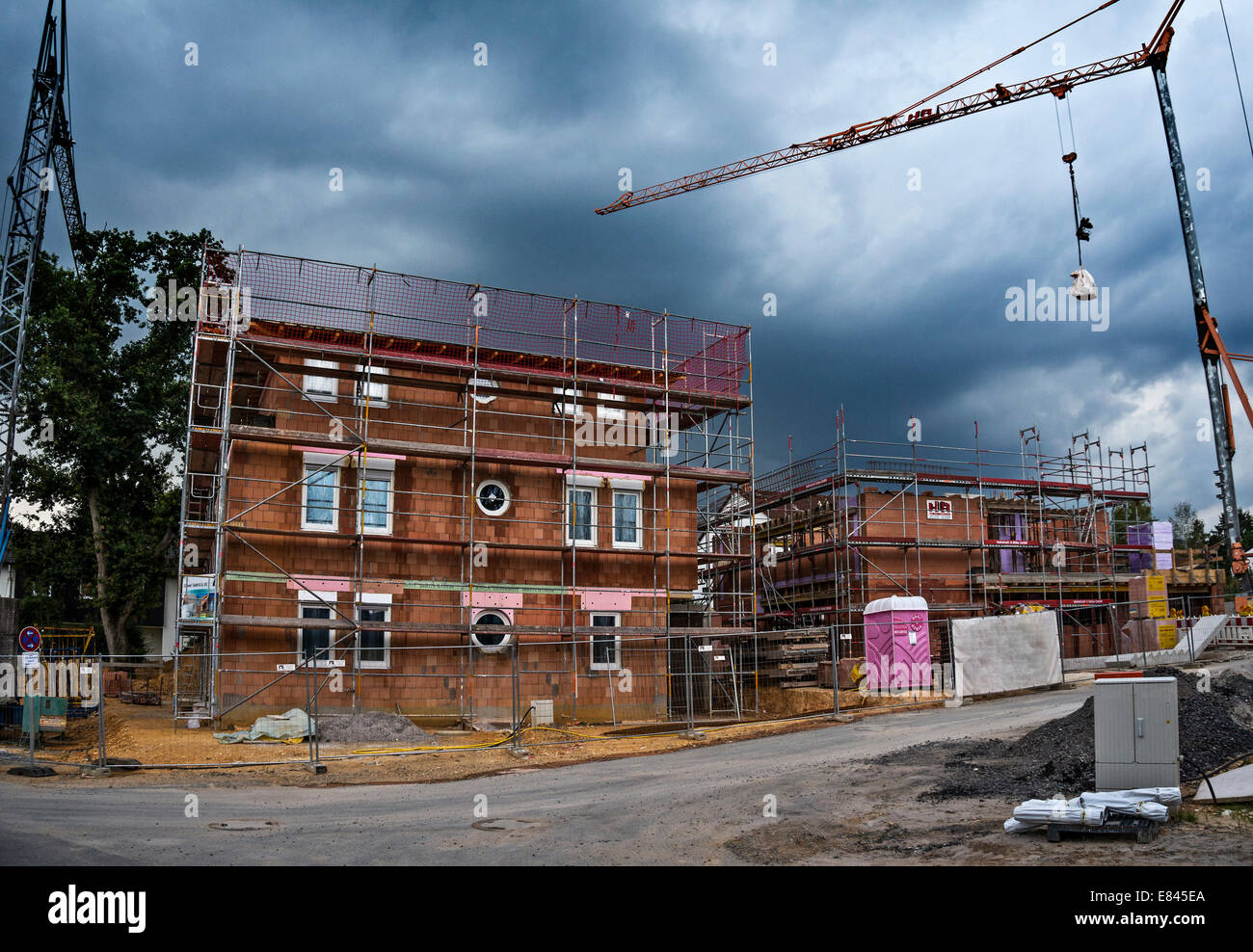 Nubarrones sobre dos proyectiles de artillería en una zona de desarrollo. Foto de stock