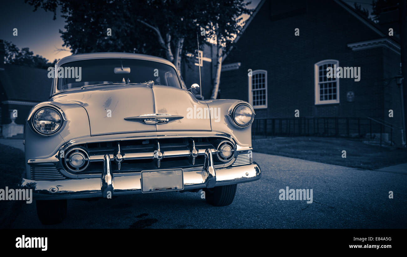 Amanecer ilumina un viejo Chevy coche desde la década de 1950. Foto de stock