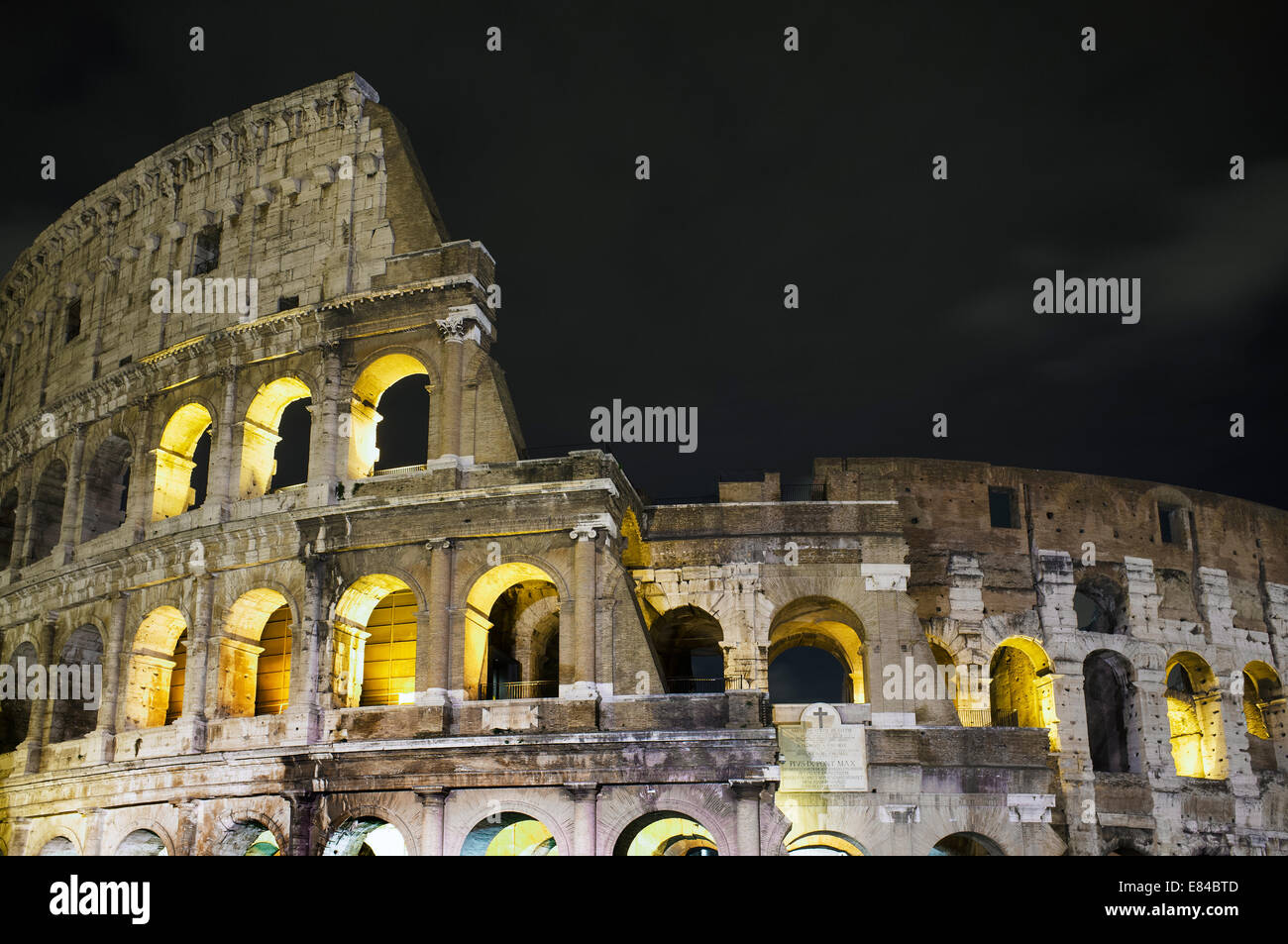El coliseo por la noche. Roma, Italia. Foto de stock