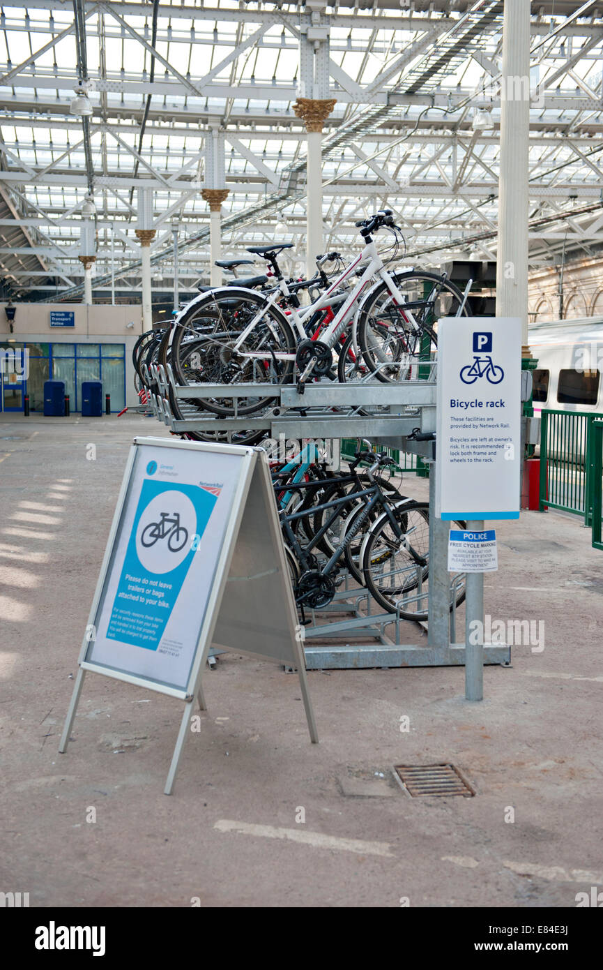 Portabicicletas en la estación de trenes Waverley de Edimburgo Foto de stock