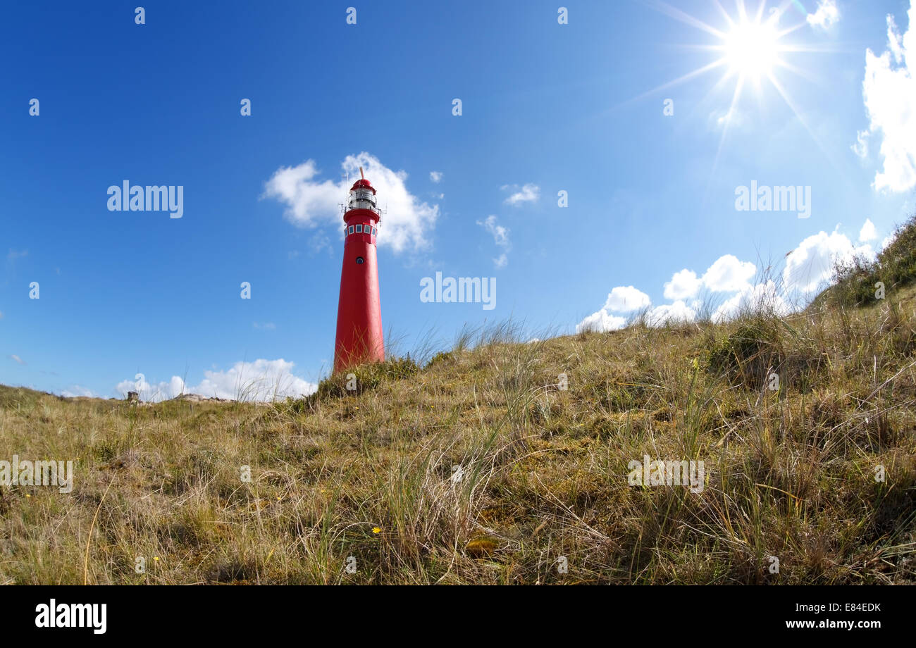 Sol en faro rojo en la isla Schiermonnikoog Foto de stock