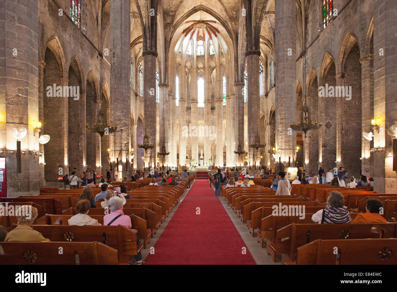 Interior de la Basílica de Santa María del Mar en Barcelona, Cataluña, España. La arquitectura gótica catalana, que se remonta a la Foto de stock