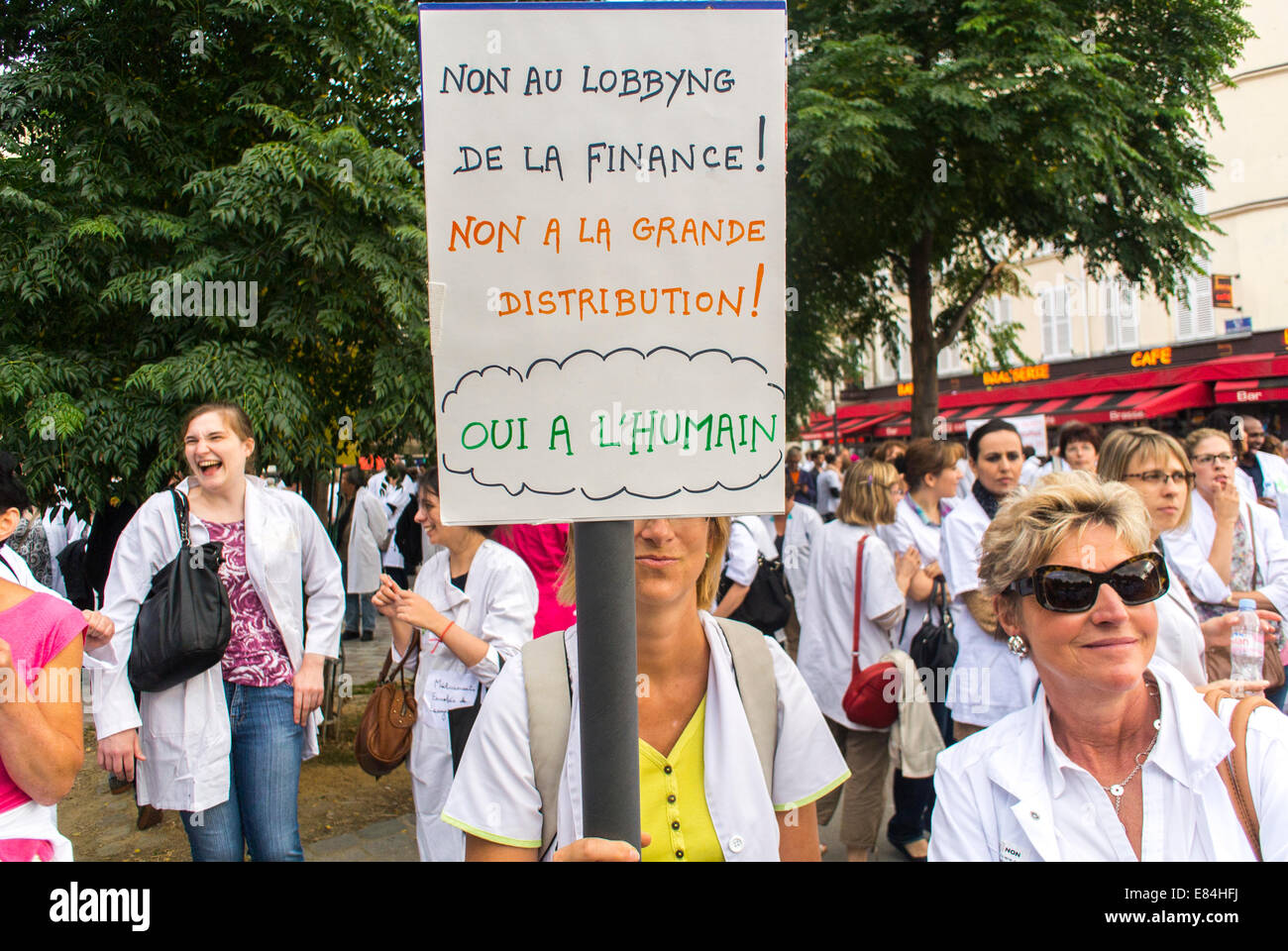 París, Francia, Mujeres marchando en la manifestación pública, Farmacéuticos franceses protestando contra la ley de desregulación gubernamental, sosteniendo carteles de protesta, protesta de trabajadores de la salud, desafíos de salud pública Foto de stock