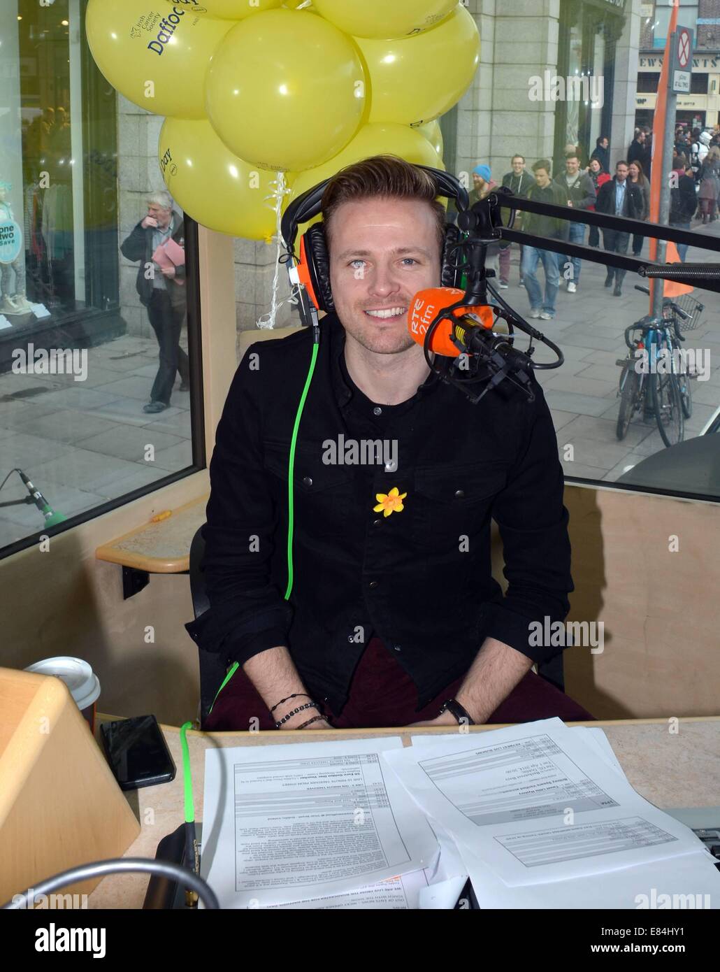 Nicky Byrne y Jenny Greene, transmitido en vivo por 2FM de la calle Grafton Street para apoyar el Irish Cancer Society Narciso del Día 2014 Featuring: Nicky Byrne donde: Dublín, Irlanda cuando: 28 Mar 2014 Foto de stock