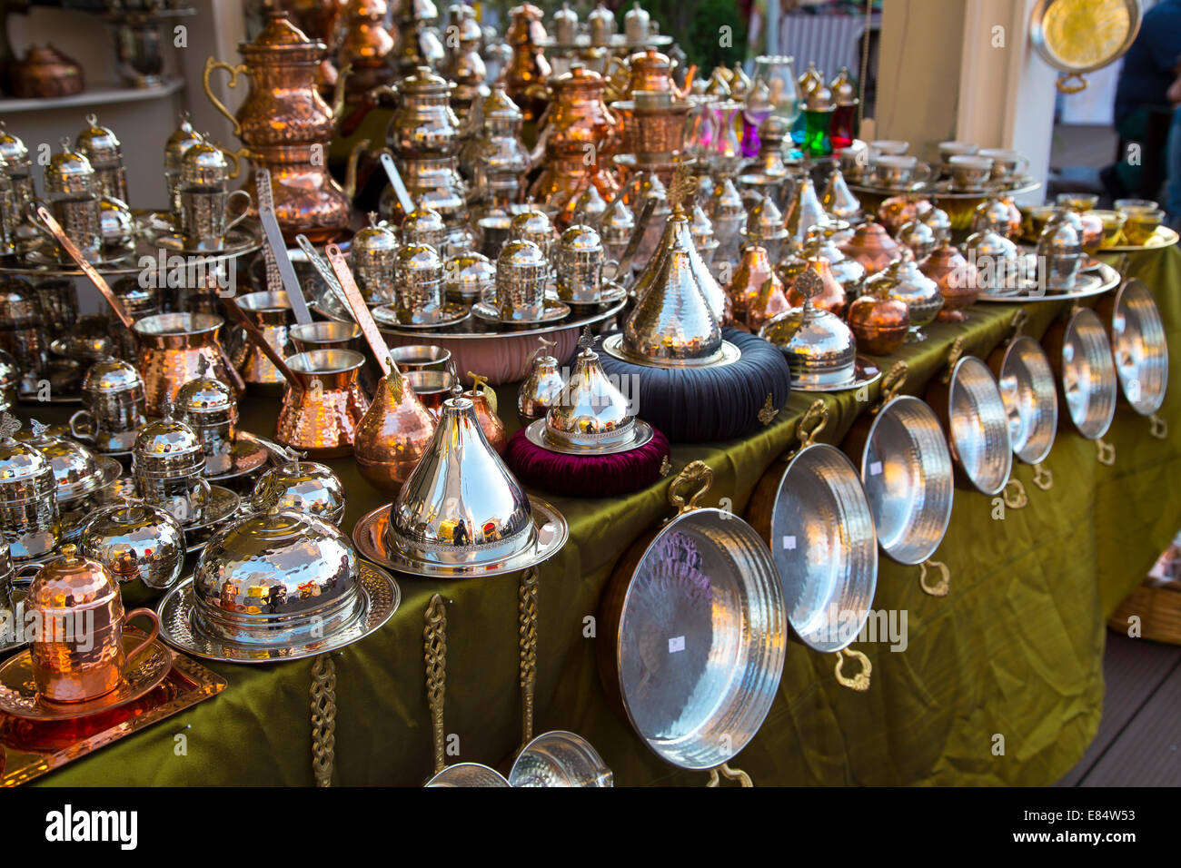 Ollas de cobre tradicional y elementos en el bazar local recuerdo Foto de stock