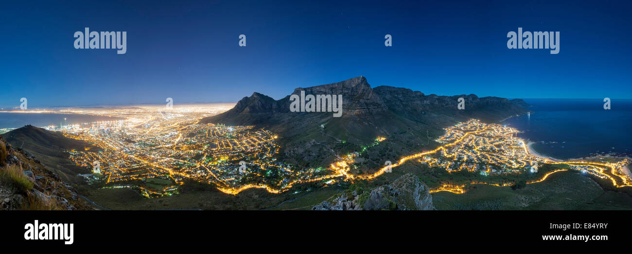 La noche iluminada por la luna, panorámica de la ciudad de Ciudad del Cabo y Table Mountain. Foto de stock