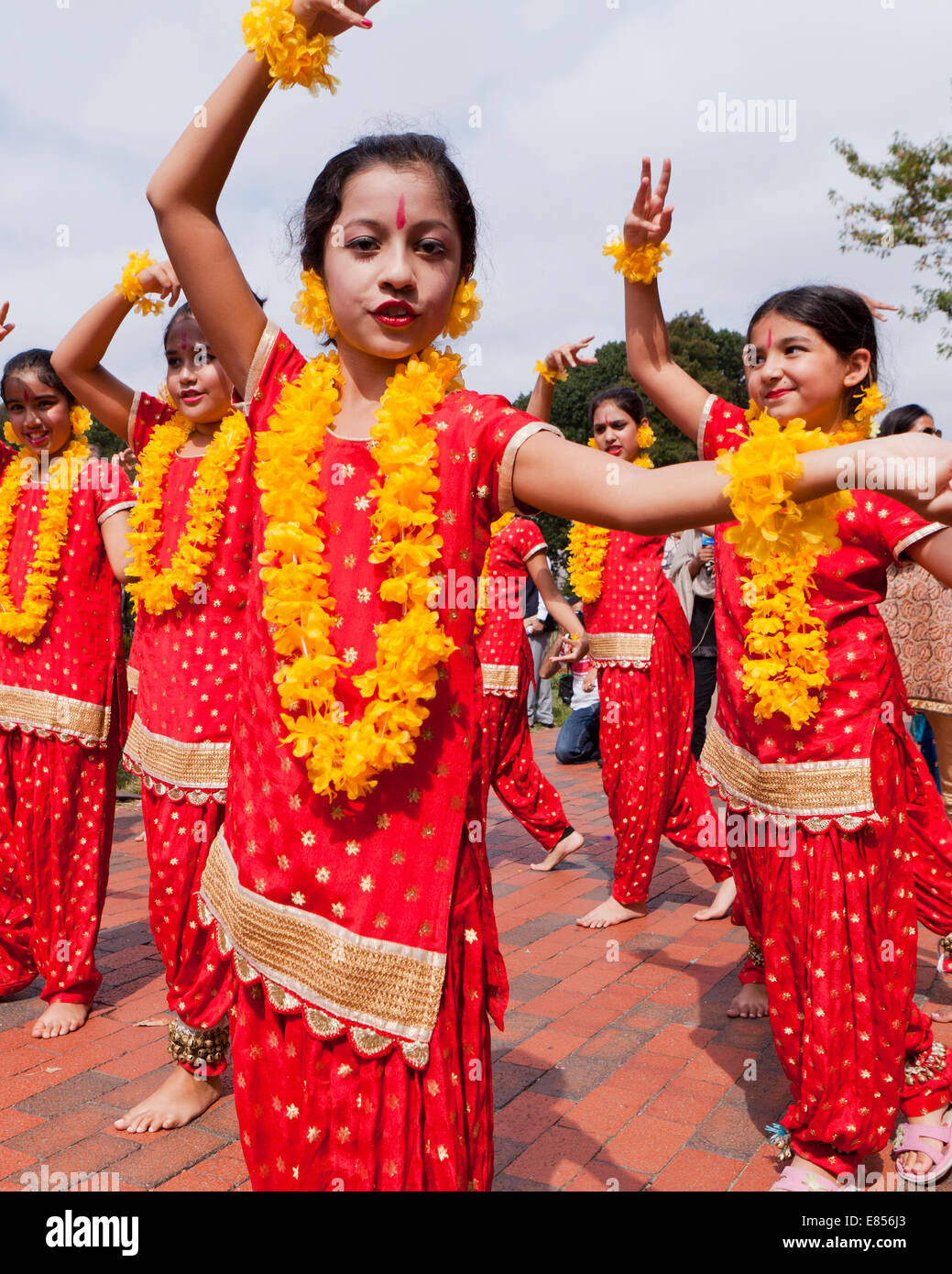 Espectáculo de danza clásica india Odissi por niñas en evento cultural - EE.UU. Foto de stock