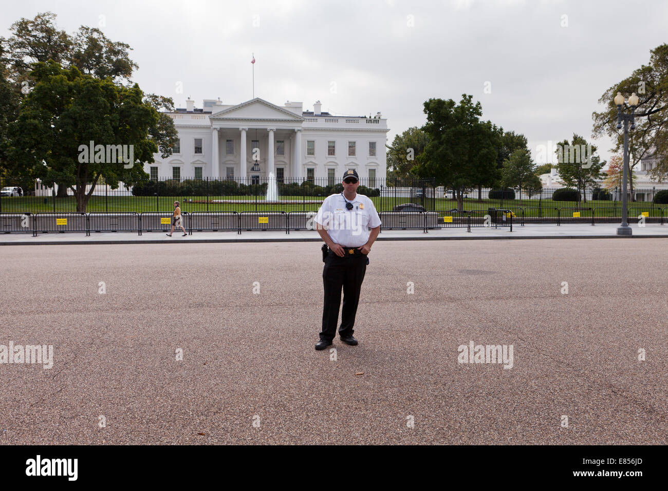El Servicio Secreto estadounidense oficial de policía custodiando los motivos del norte de la Casa Blanca, en Washington, DC, EE.UU. Foto de stock