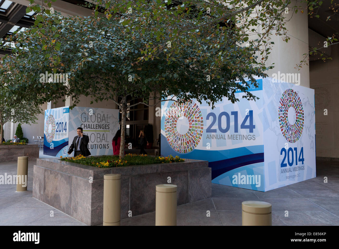 Las Reuniones Anuales de 2014 del Fondo Monetario Internacional (FMI) y el Grupo del Banco Mundial obtenga en su camino - Washington, DC, EE.UU. Foto de stock