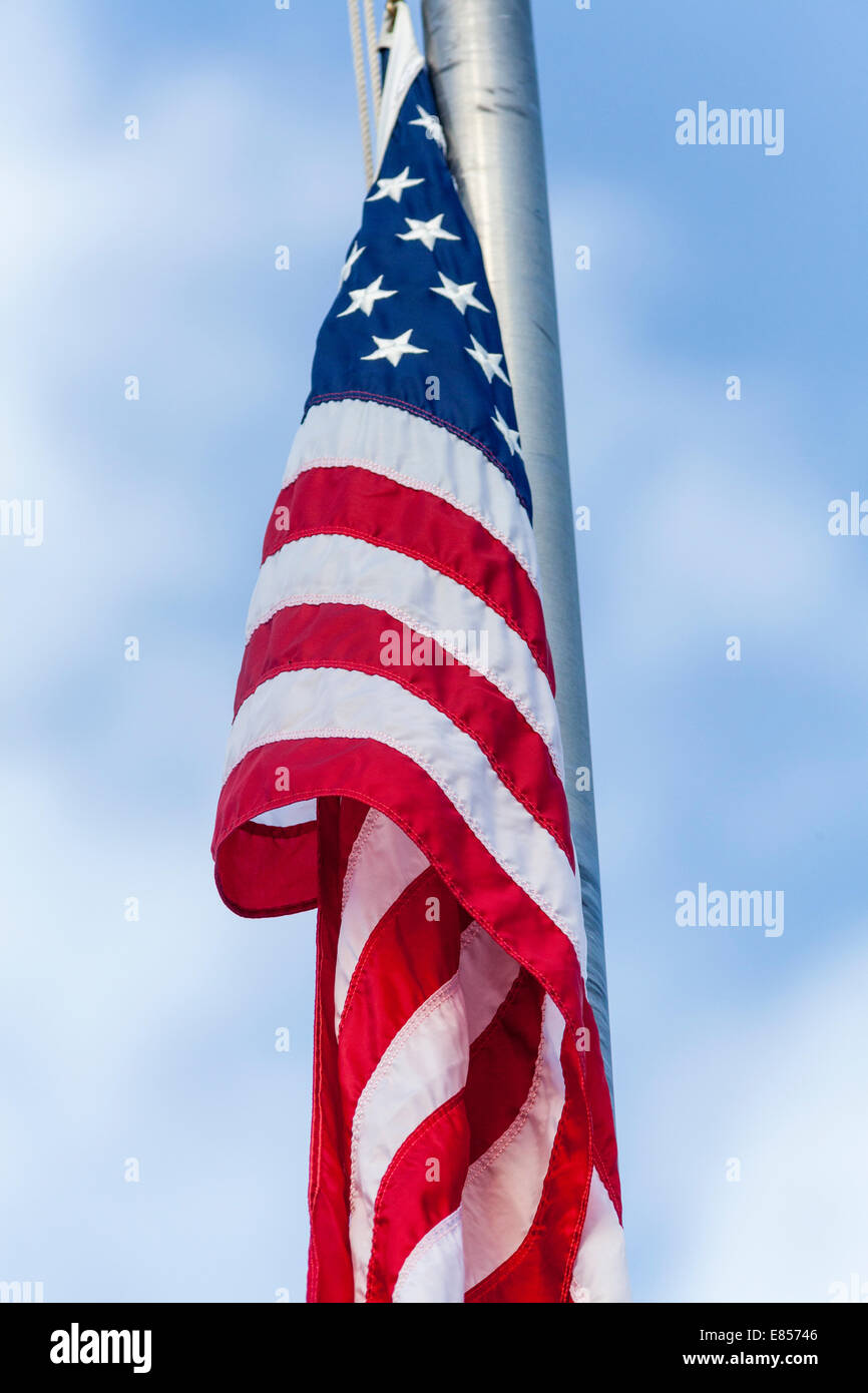 Estados Unidos Bandera en poste en el Distrito Histórico de Castolon en el Parque Nacional Big Bend en Texas. Foto de stock