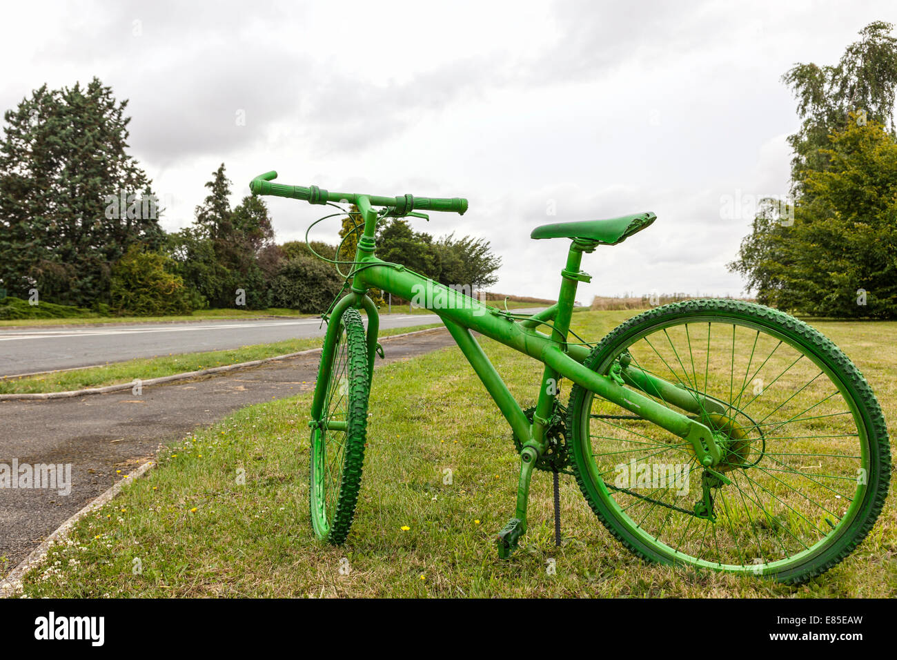 Bicicleta pintada de verde fotografías e imágenes de alta resolución - Alamy