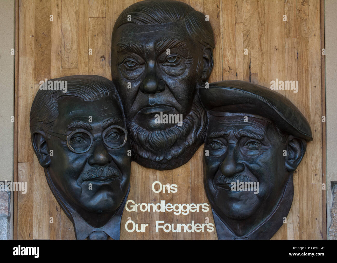 Estatua de los fundadores del Parque Nacional Kruger, en Skukuza, Paul Kruger, Piet Grobler y James Stevenson-Hamilton Foto de stock