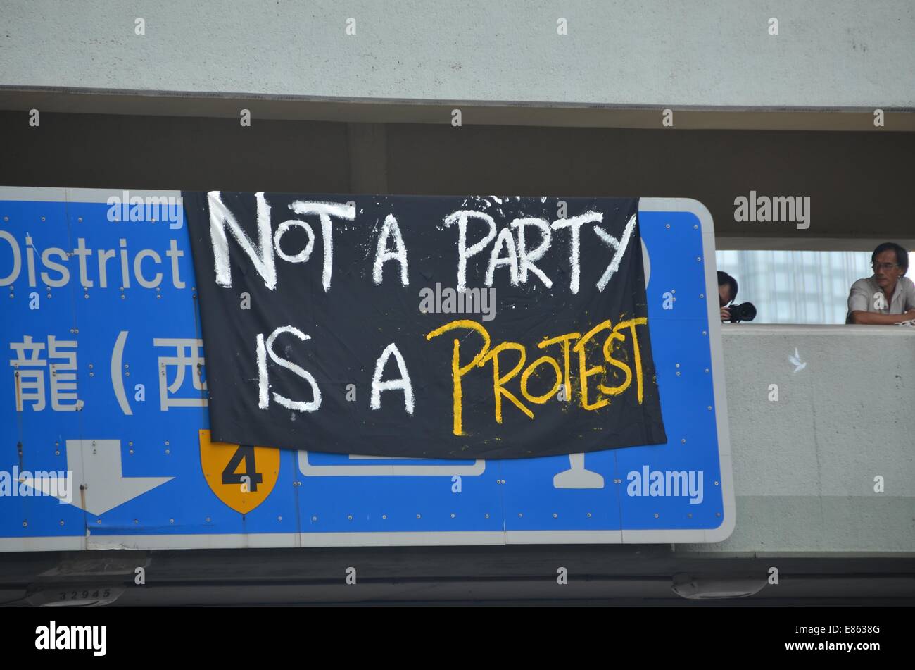 Hong Kong. El 1 de octubre de 2014. El miércoles 1 de octubre de 2014, durante un día festivo para conmemorar el 65º aniversario de la fundación de la República Popular de China, una pancarta que recuerda a las personas acerca de la naturaleza de la reunión, como miles de jóvenes participan en el cuarto día de la protesta pro democracia conocida como 'ocupan' Central, bloqueando el tráfico en las carreteras principales en el centro de Hong Kong. El estado de ánimo sigue siendo tranquila y no-violento, mientras que tres días antes, los manifestantes enfrentan gas lacrimógeno y pimienta en pleno de la policía antidisturbios. Crédito: Stefan Irvine/Alamy Live News Foto de stock