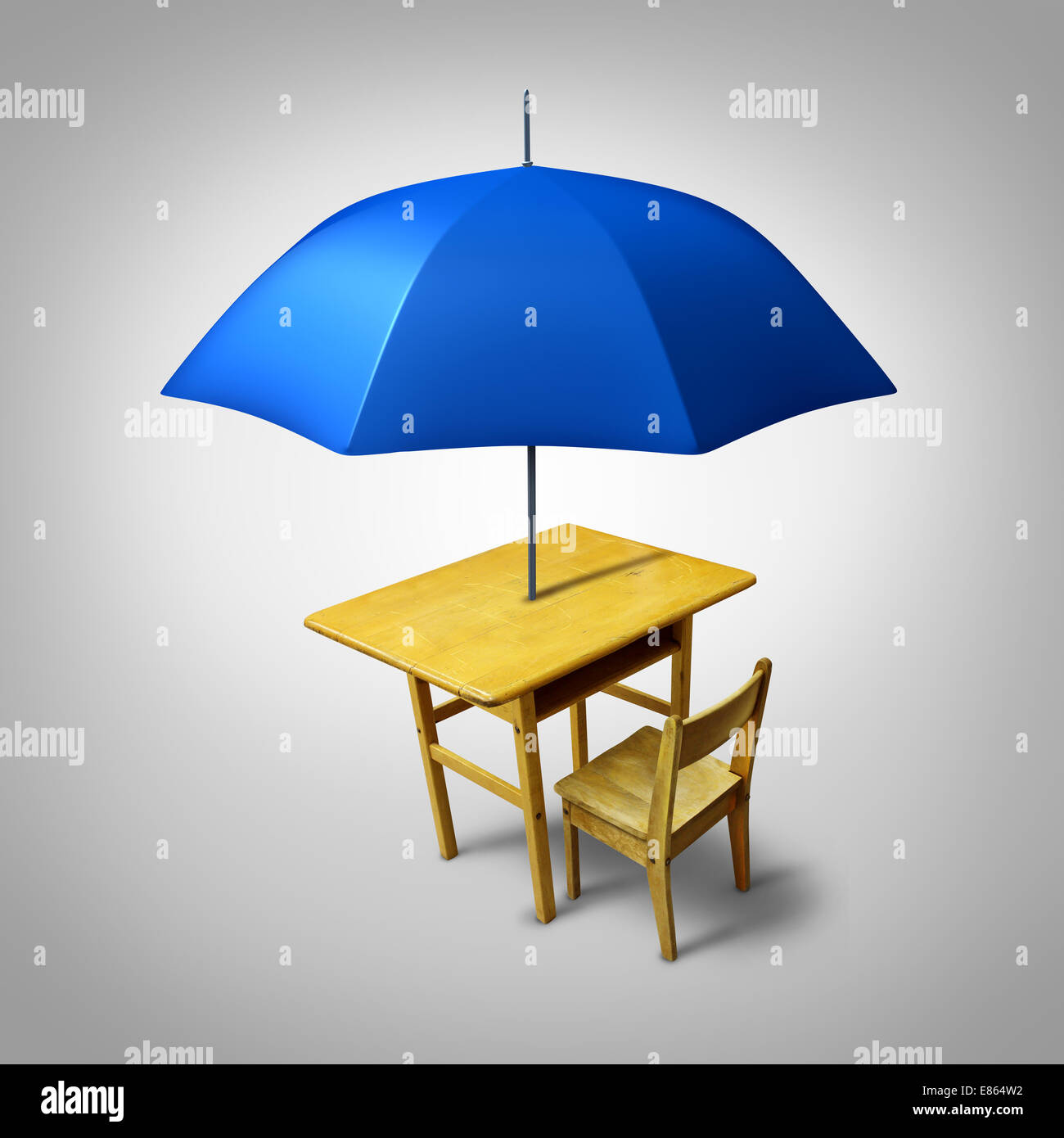Protección de la educación y la enseñanza de la vivienda para la alfabetización y el aprendizaje como un genérico de pupitre escolar con un paraguas como símbolo de proteger y brindar seguridad a los estudiantes. Foto de stock