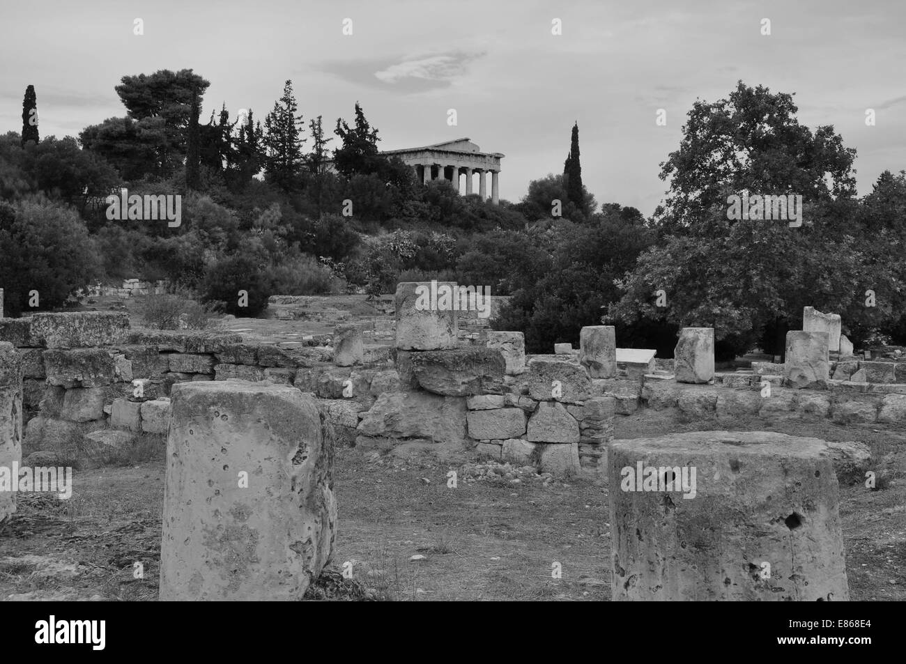 Vistas al templo de Hefesto desde las ruinas de la antigua ágora en Atenas, Grecia. Blanco y negro. Foto de stock
