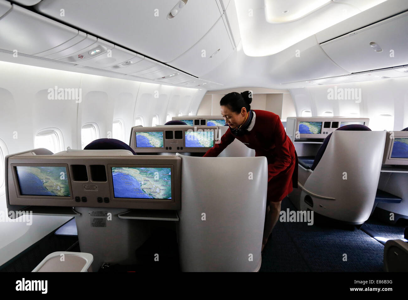 Beijing, USA. 30 Sep, 2014. Una azafata funciona antes de despegar dentro  de un Boeing 747-8 de Air China, la aerolínea más grande de China, en  Seattle, Estados Unidos, 30 de septiembre