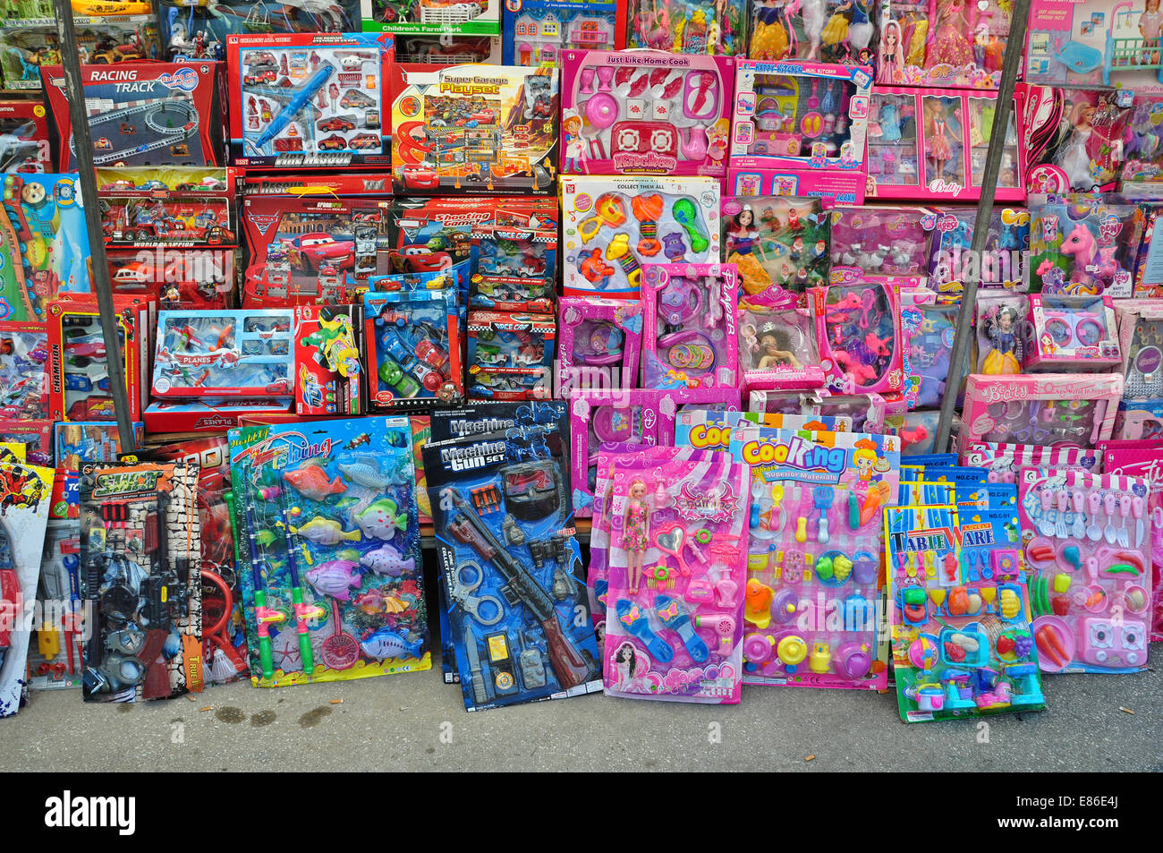 Juguetes para niños y niñas de la calle para la venta en el mercado  Fotografía de stock - Alamy