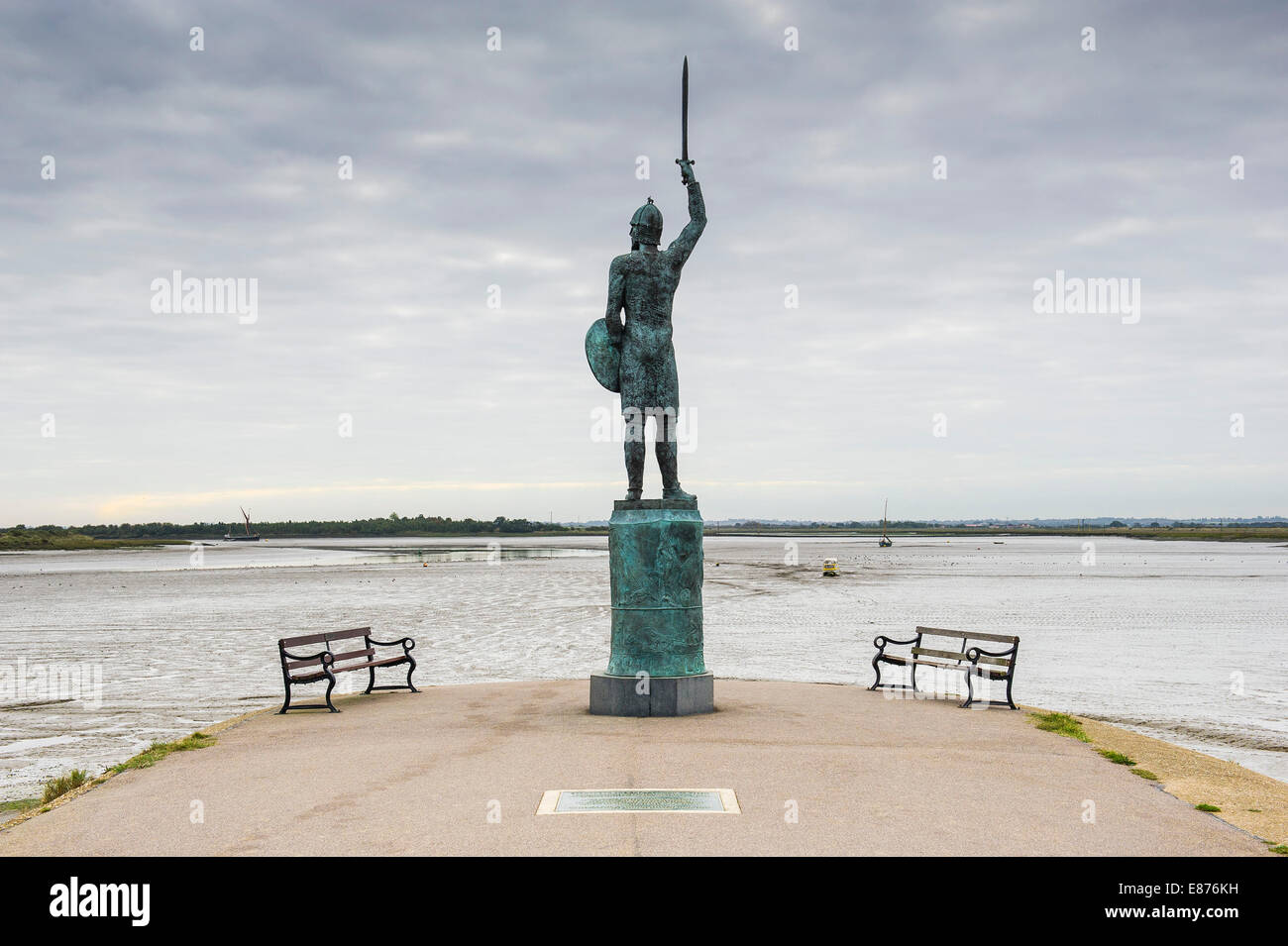 La estatua de bronce de Bryhtnoth en el Paseo Marítimo en Maldon en Essex. Foto de stock