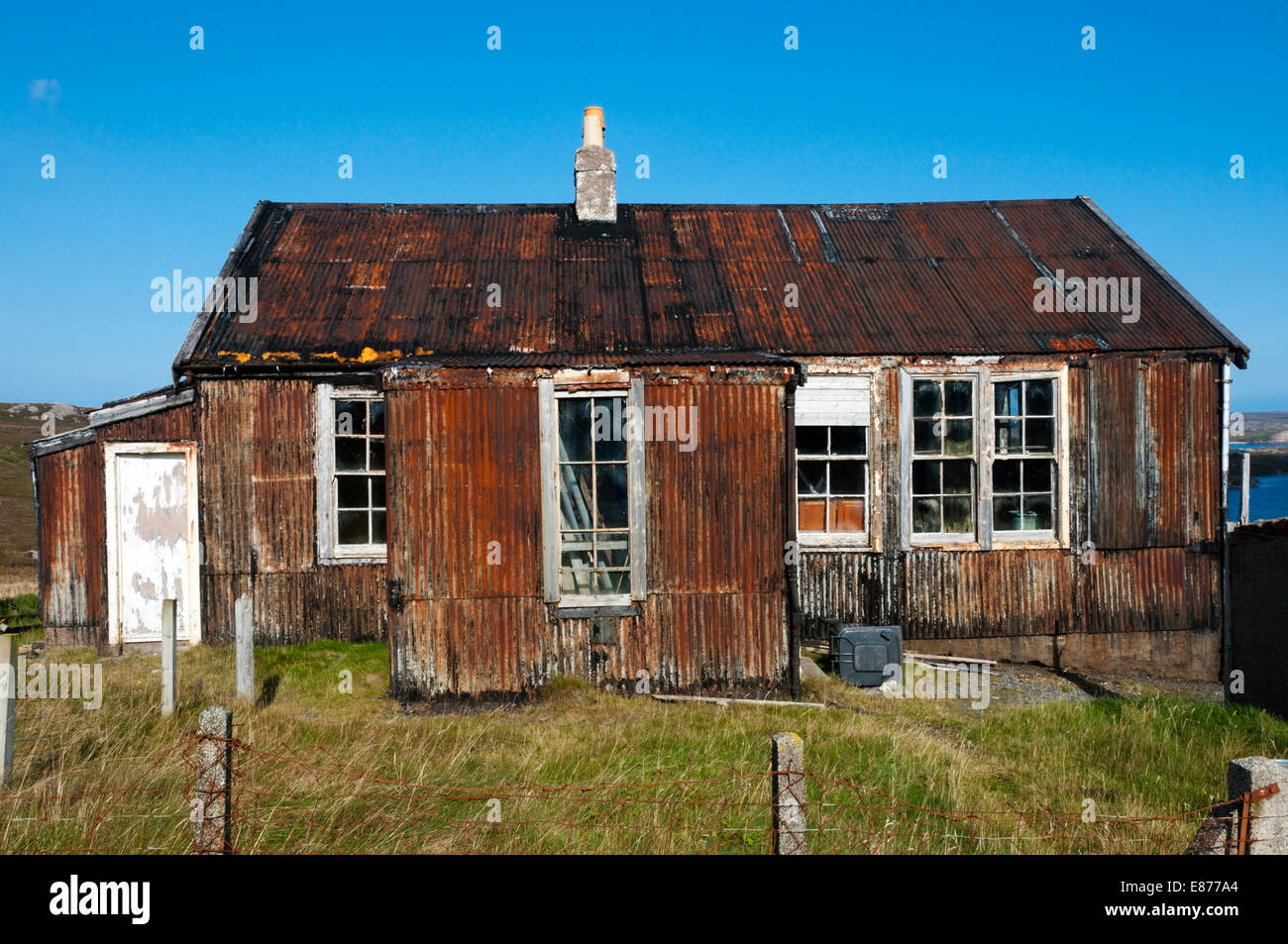 Un edificio de hierro corrugado oxidado en la isla de Lewis en las Hébridas Exteriores. Foto de stock