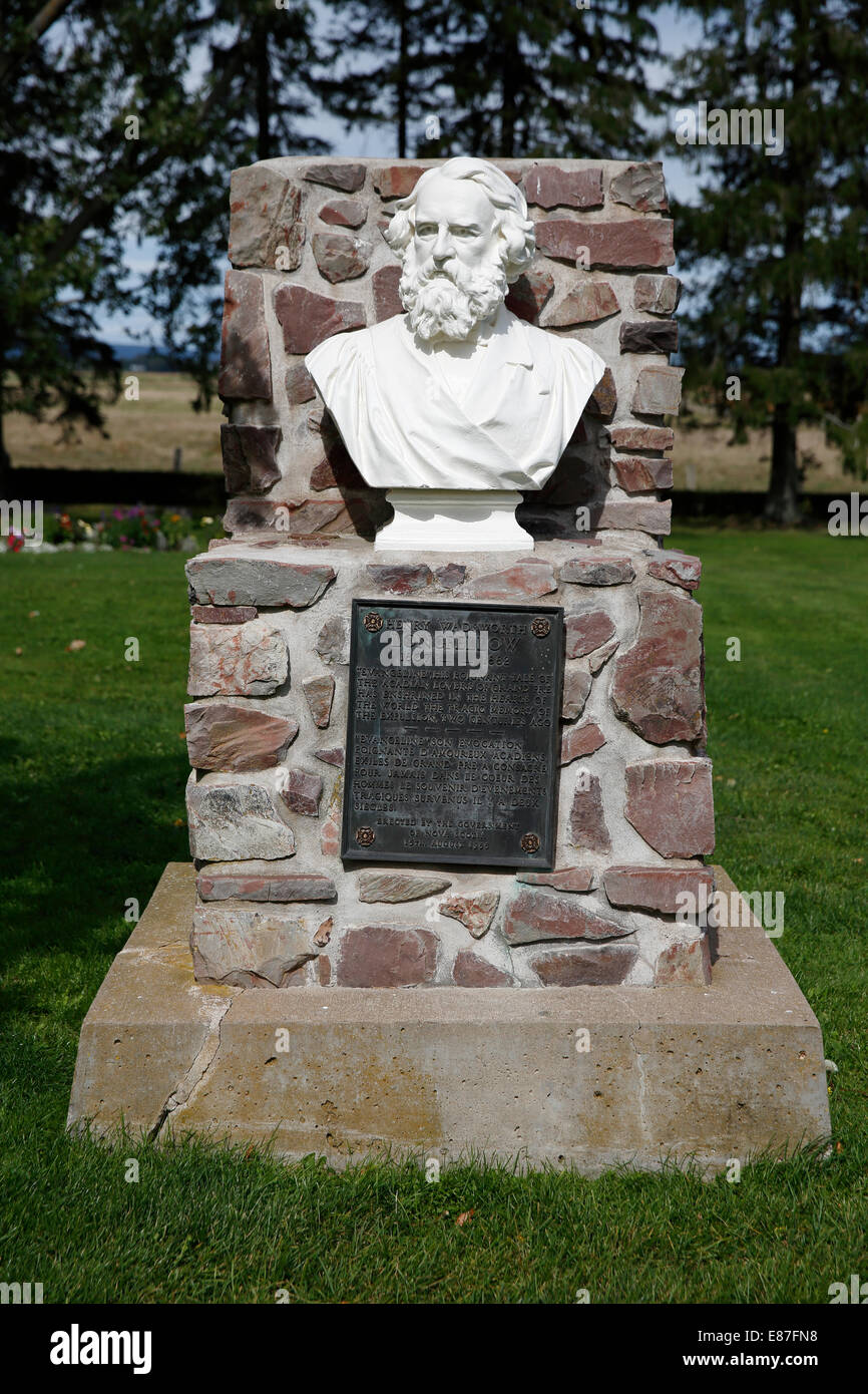 Busto de Henry Wadsworth Longfellow, Grand-Pré National Historic Site, Nova Scotia, Canadá Foto de stock