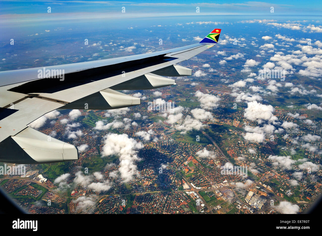 Ala de un Airbus en vuelo, con winglet y el logo de SAA, South African Airways, en las afueras de Johannesburgo en la espalda Foto de stock