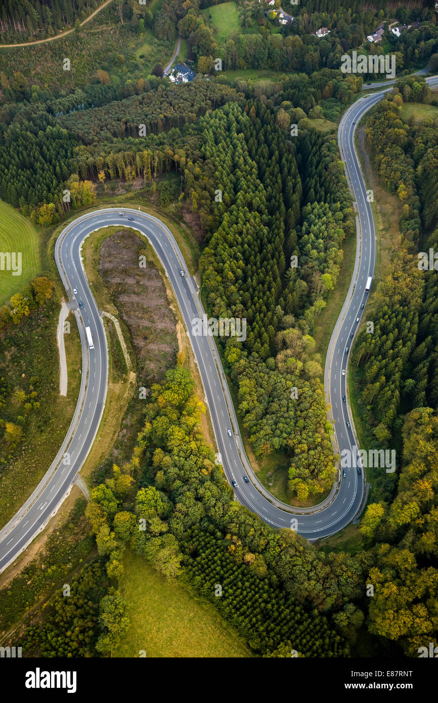 Vista aérea, curvas cerradas, sinuoso camino en el Sauerland, entre bosques y Halver Herscheid, Renania del Norte-Westfalia Foto de stock