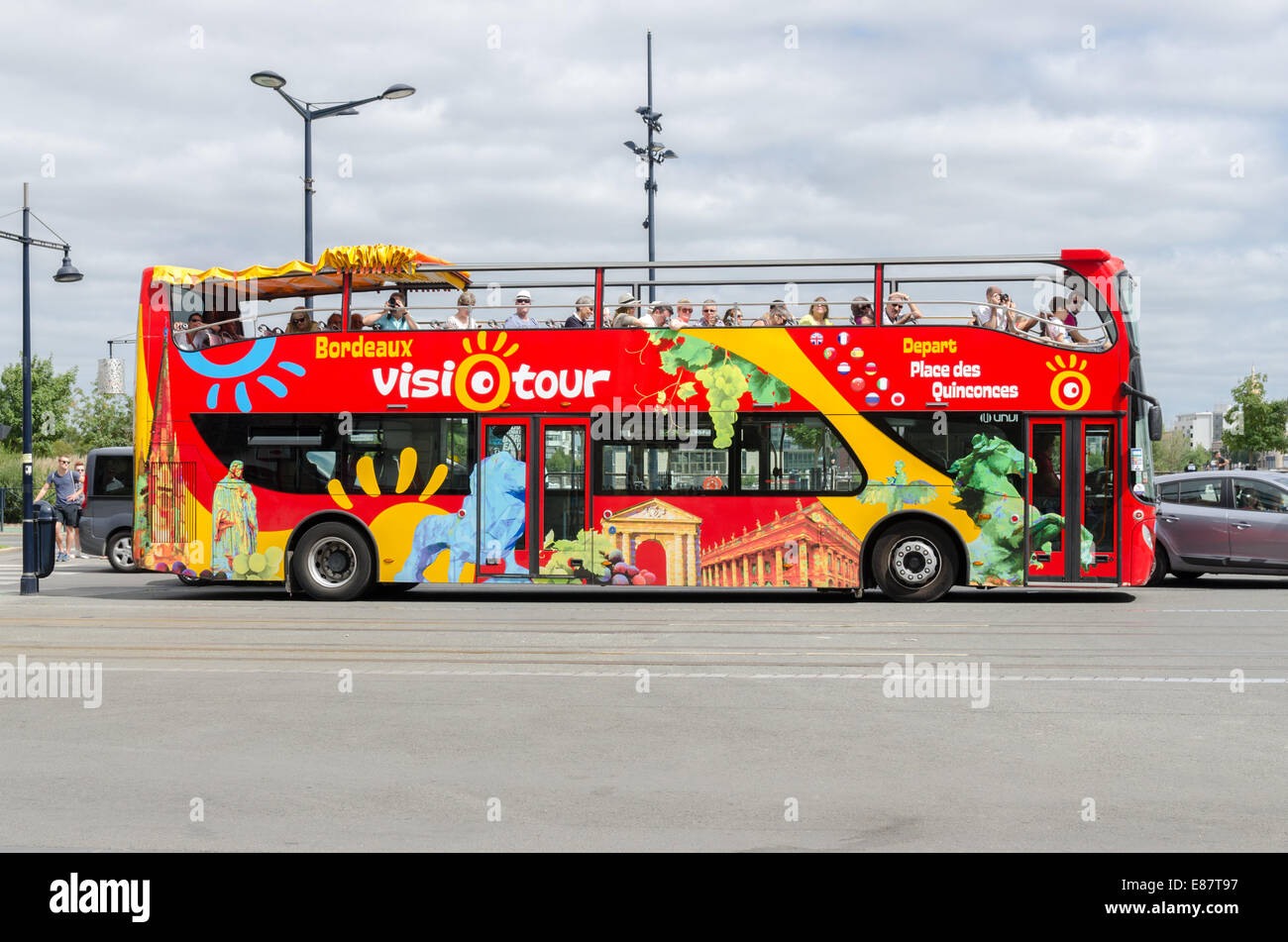 Burdeos Visiotour double decker bus para llevar a los turistas alrededor de  la ciudad de Bordeaux Fotografía de stock - Alamy