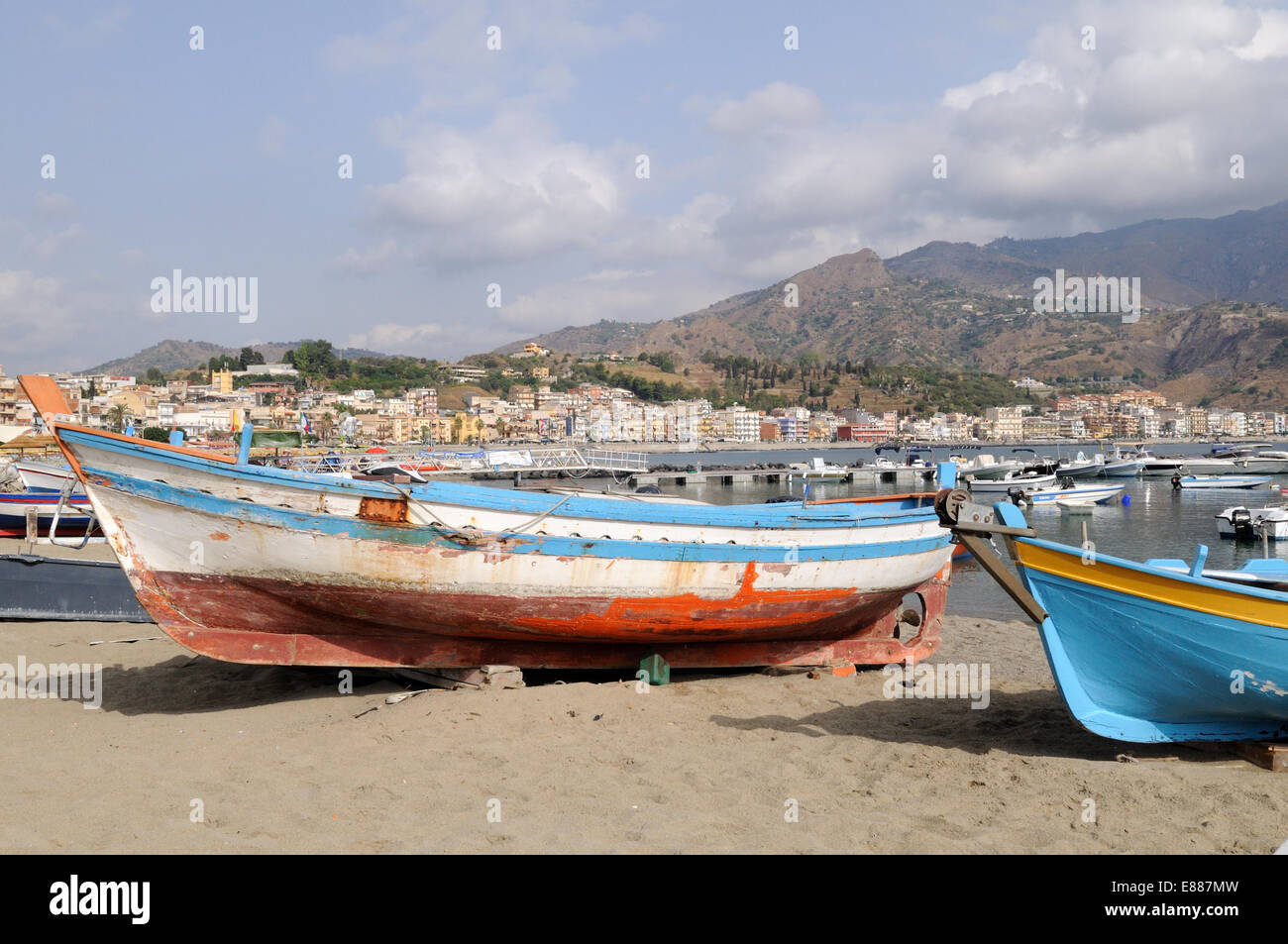 Botes en la playa fotografías e imágenes de alta resolución - Página 4 -  Alamy