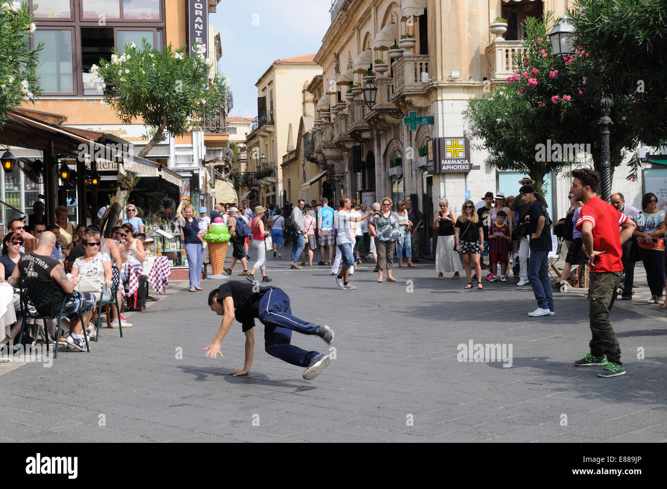 Rap bailarines entretenidos a los turistas en una plaza Taormina Sicilia Italia Foto de stock