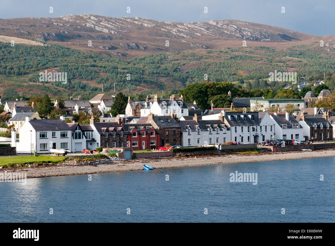 La pequeña ciudad y del puerto de ferry de Ullapool, en la costa noroeste de Escocia, visto desde Loch. Foto de stock