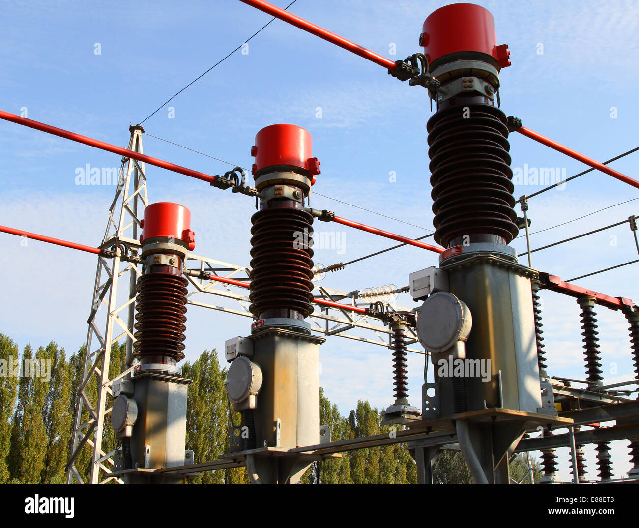 Interruptores de alta tensión gigante en el exterior de la estación de  potencia Fotografía de stock - Alamy