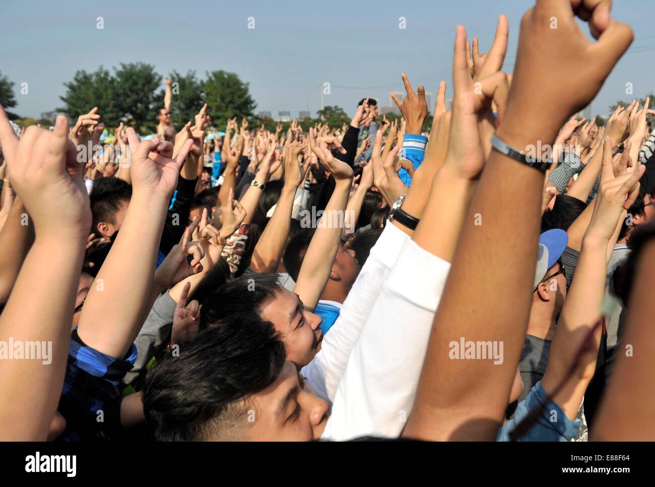 Tianjin, China. 2 Oct, 2014. Animar a los fanáticos de la música en el Festival de Música de fresa en Tianjin, norte de China, publicada el 2 de octubre de 2014. Crédito: Yue Yuewei/Xinhua/Alamy Live News Foto de stock