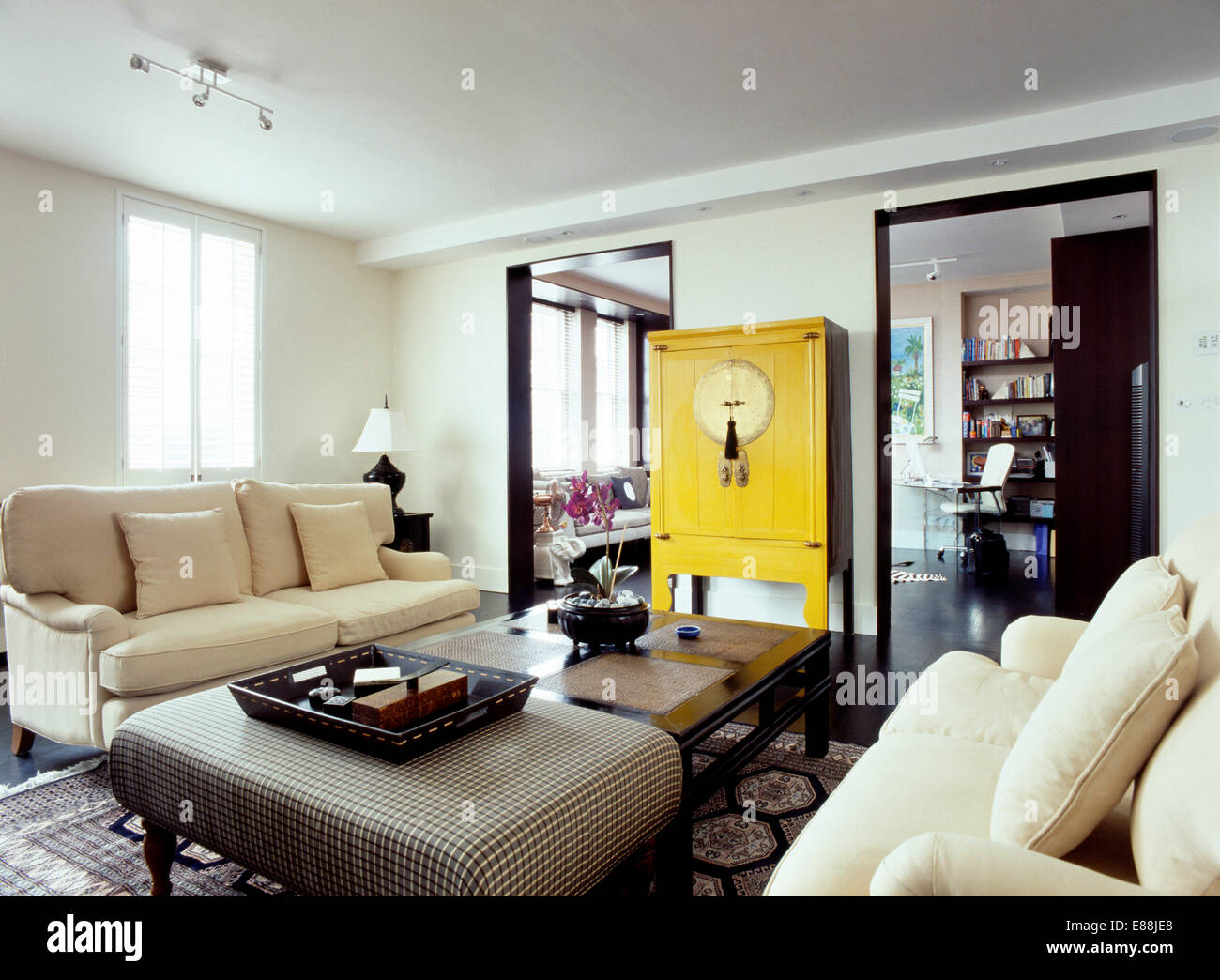 Sofás de color beige y amarillo en el armario lacado chino moderno