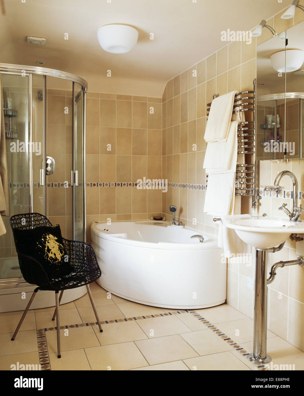 Bañera y cabina de ducha con azulejos y pared de cristal situada en el  moderno cuarto de baño durante el día en casa Fotografía de stock - Alamy