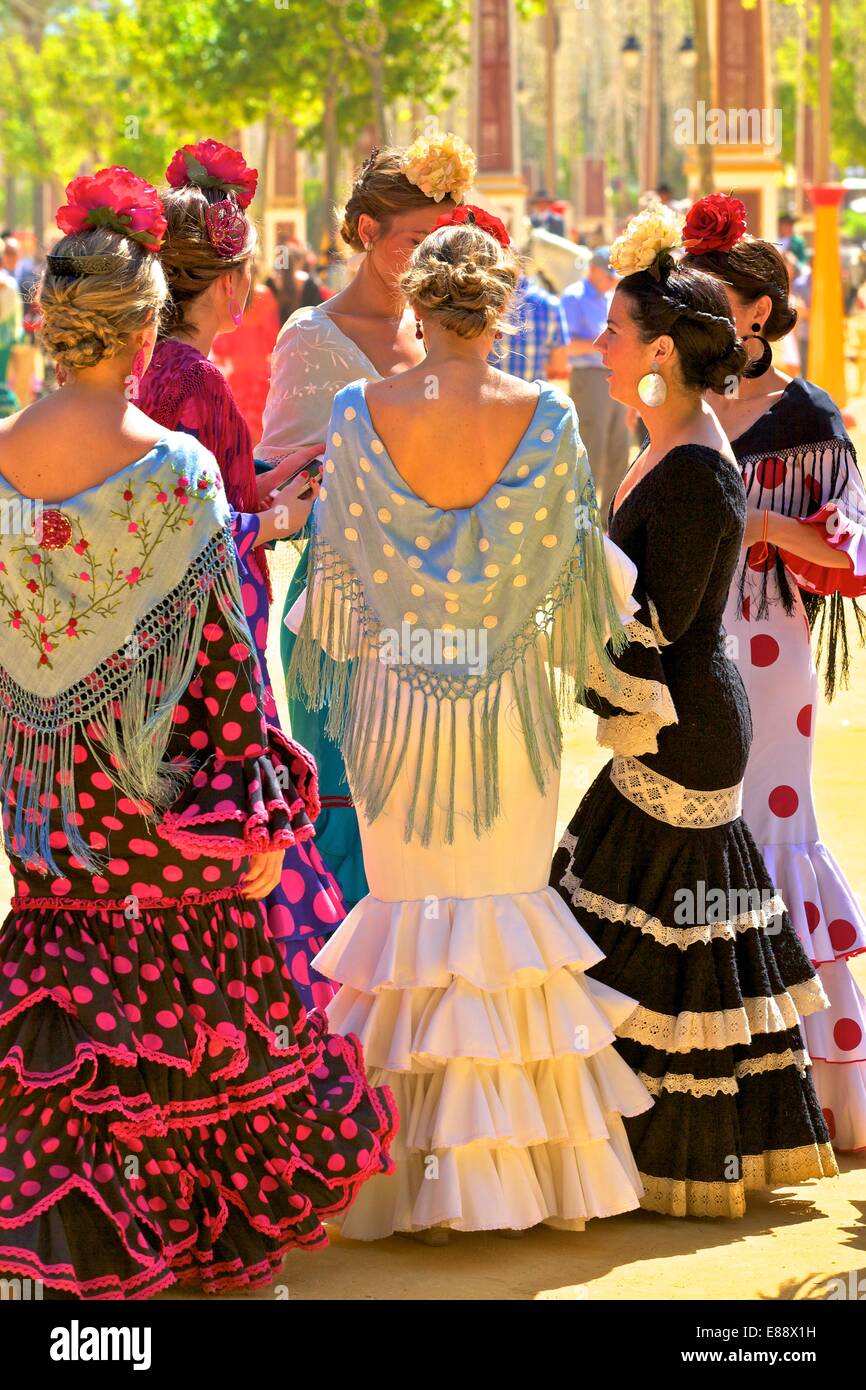 Grupo de mujeres vistiendo trajes tradicionales españoles, anual Feria del Caballo, Jerez de la Frontera, Provincia de Cádiz, Andalucía, España Foto de stock